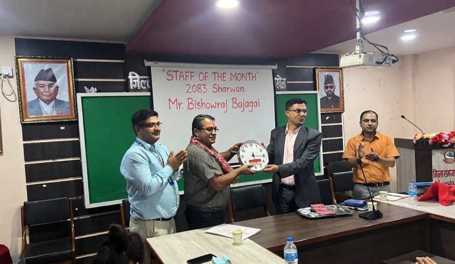 जिल्ला प्रशासन कार्यालयको २०८३ श्रावण महिनाको 'उत्कृष्ट कर्मचारी' घोषित हुनुभएकामा श्री विश्वराज बजगाई ज्यूलाई धेरै धेरै बधाई। यहाँको कार्यसम्पादनको उच्च कदर गर्दै आगामी दिनहरूमा पनि यस्तै प्रशंसनीय कार्यको निरन्तरताको कामना । -२०८३।५।५
