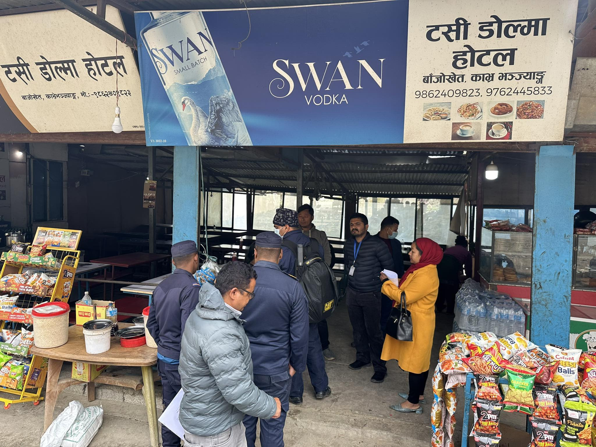 मिति २०८०/१२/०८ गते सहायक प्रमुख जिल्ला अधिकारी श्री सुवास पौडेलको संयोजकत्वमा वि.पि राजमार्ग अन्तरगत रहेका धुलिखेल नगरपालिका देखि नमोबुद्ध नगरपालिका भित्र पर्ने बिभिन्न होटल तथा रेष्टुरेन्टहरु र खाद्यान्न पसल गरी १३ वटा पसलहरुको अनुगमन ।