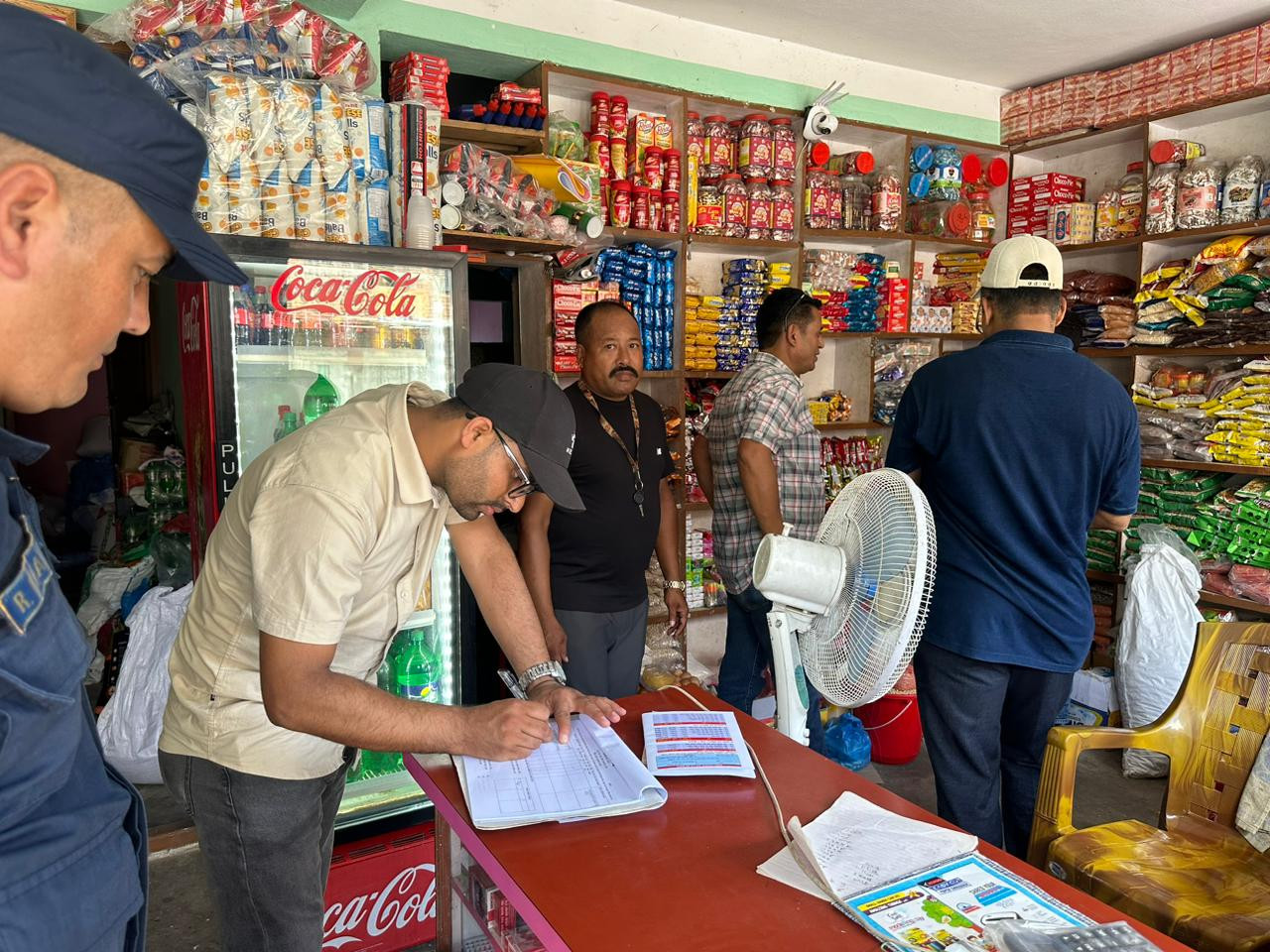 मिति २०८०/०६/०५ गते स.प्र.जि.अ. श्री आनन्द पौडेलको संयोजकत्वमा मण्डनदेउपुर न.पा. वडा नं. ६ को सीपाघाट वजार क्षेत्रमा भएको बजार अनुगमन